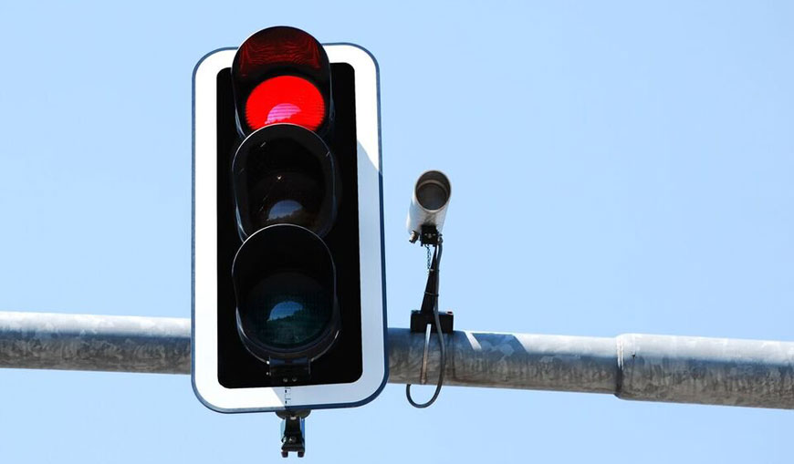 желтый свет светофора. камеры на сигнал светофора. машины стоят на светофоре. штраф за желтый сигнал светофора. желтый свет светофора.